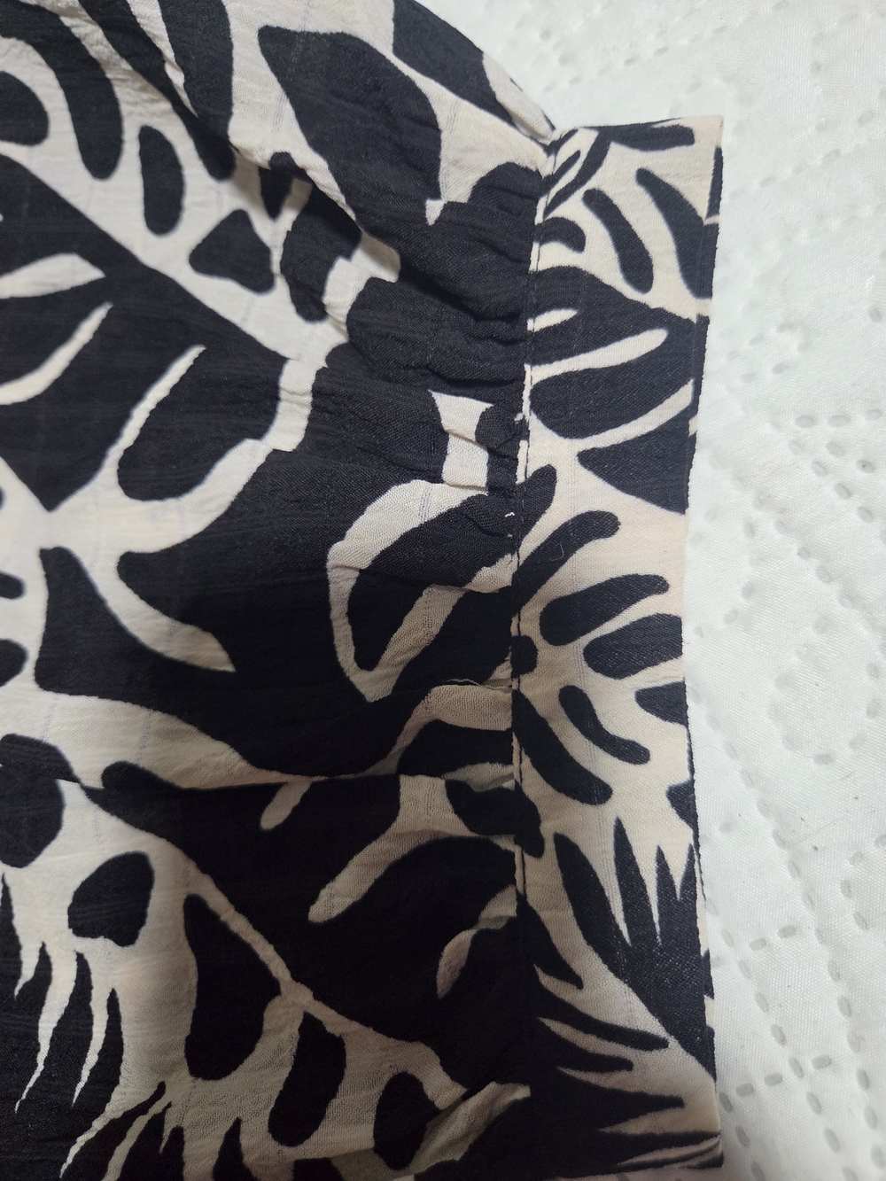 Rose & Olive Black and Cream Tropical Tie-Front Puff Sleeve Blouse - Picture 3 of 4
